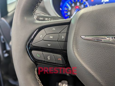 Used 2025 Chrysler Pacifica Limited FWD image 18