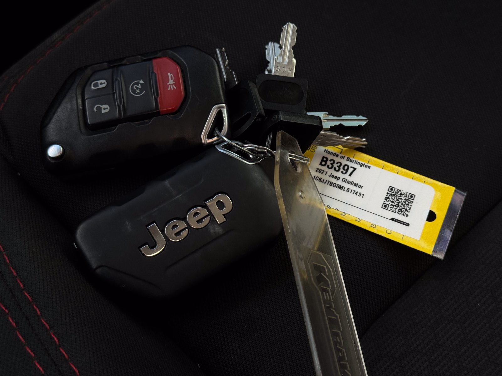 Used 2021 Jeep Gladiator Rubicon AWD/4WD image 12
