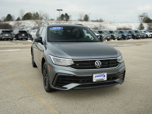 Used 2022 Volkswagen Tiguan SE R-Line image 2