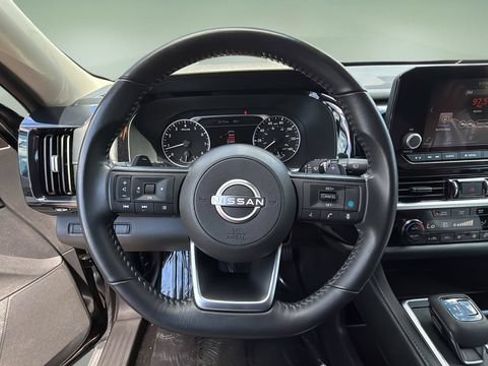 Used 2025 Nissan Pathfinder SV FWD image 12