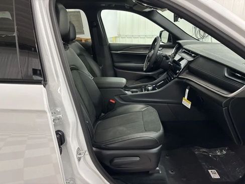 Used 2026 Jeep Grand Cherokee Altitude AWD/4WD image 36