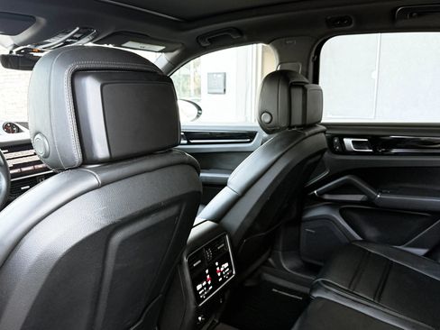 Used 2022 Porsche Cayenne Platinum Edition AWD/4WD image 25