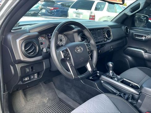 Used 2022 Toyota Tacoma TRD Off-Road image 15