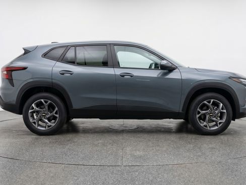 Used 2025 Chevrolet Trax LT FWD image 11