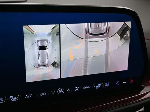 Used 2024 Chevrolet Traverse RS image 29