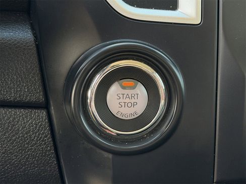 Used 2018 Nissan Titan S image 25