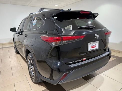 Used 2023 Toyota Highlander XLE FWD image 3