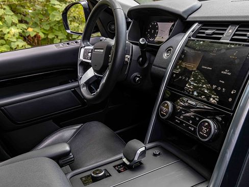 Used 2024 Land Rover Discovery S image 27