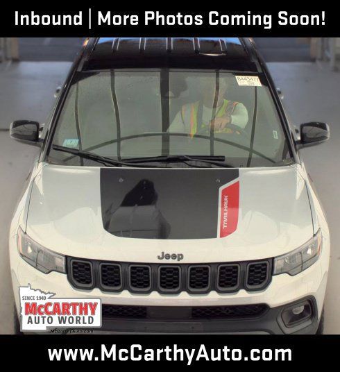 Used 2025 Jeep Compass Trailhawk AWD/4WD image 2