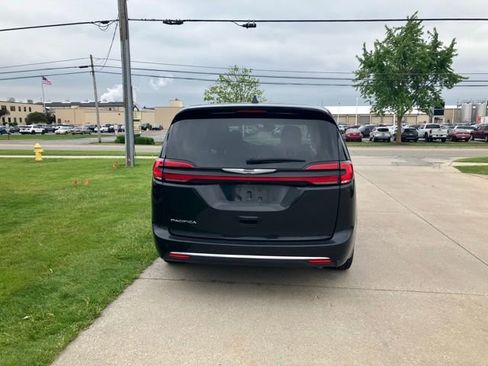 Used 2023 Chrysler Pacifica Touring-L FWD image 6
