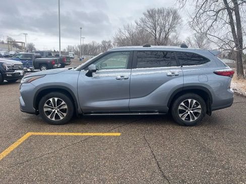 Used 2023 Toyota Highlander XLE image 4