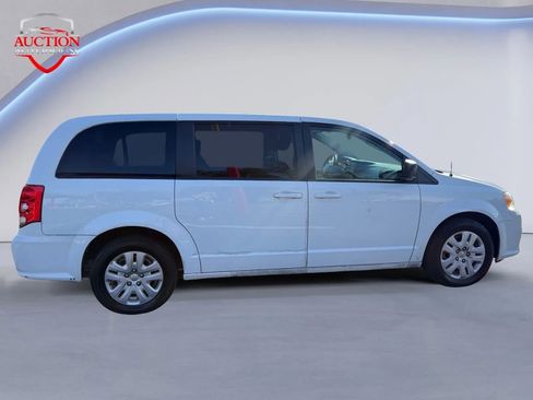 Used 2018 Dodge Grand Caravan SE w/ UConnect Hands-Free Group image 3