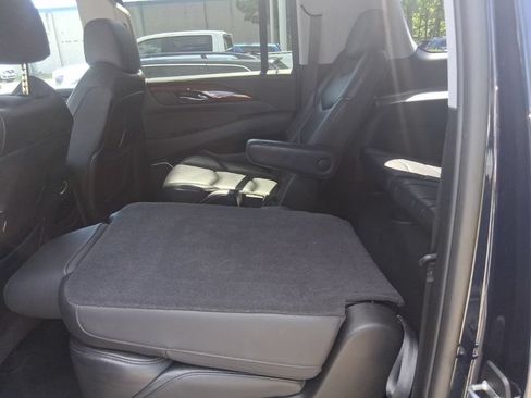 Used 2020 Cadillac Escalade ESV Luxury RWD image 17