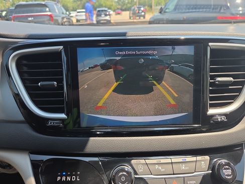 Used 2024 Chrysler Pacifica Touring-L FWD image 14