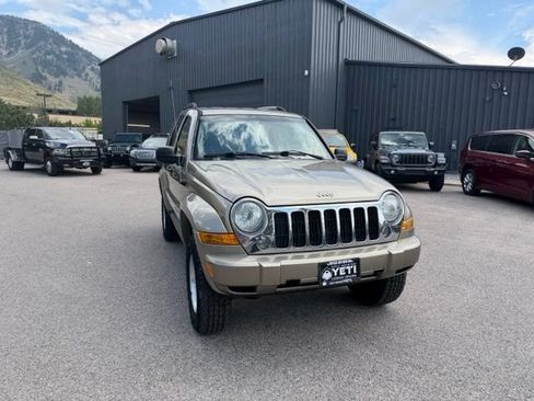 Used 2006 Jeep Liberty Limited w/ Trailer Tow Group AWD/4WD image 6
