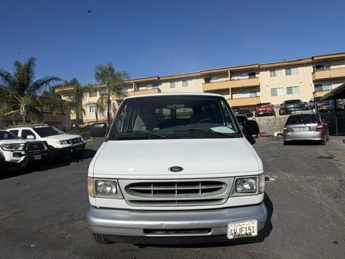 Used 2002 Ford E-150 and Econoline 150 Wagon RWD image 7