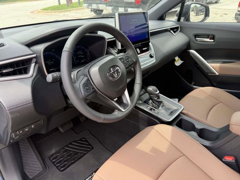 Used 2026 Toyota Corolla Cross XLE FWD image 6