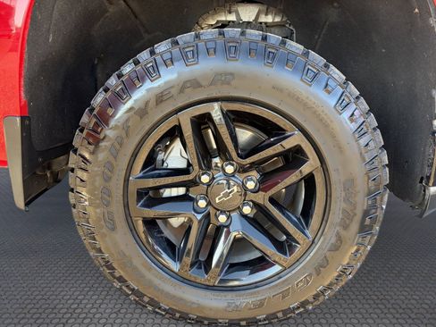 Certified 2021 Chevrolet Silverado 1500 Custom Trail Boss w/ LPO, Dark Essentials Package AWD/4WD image 10
