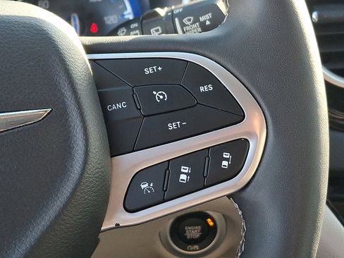 Certified 2024 Chrysler Pacifica Touring-L image 22