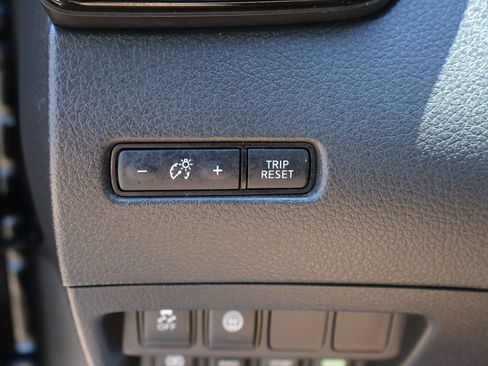 Used 2022 Nissan Rogue Sport SV AWD/4WD image 39