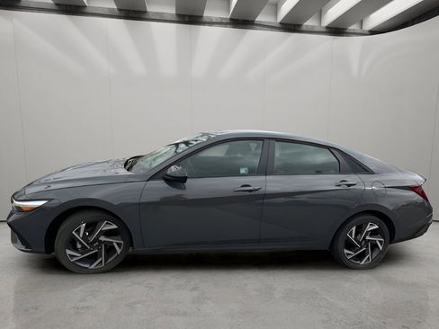 Used 2025 Hyundai Elantra SEL image 3