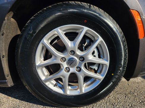 Used 2023 Chrysler Pacifica Touring-L image 20