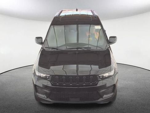 Used 2025 Jeep Grand Cherokee Altitude AWD/4WD image 2