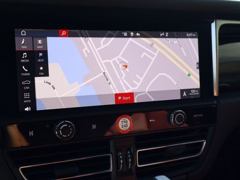 Certified 2024 Porsche Macan AWD/4WD image 18