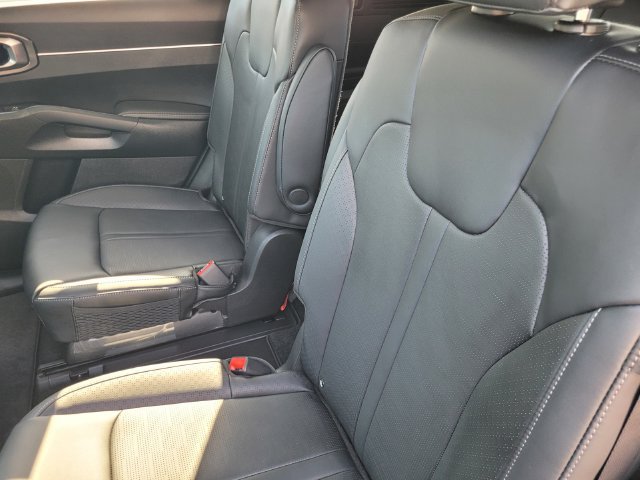 Used 2025 Kia Sorento EX w/ EX Panoramic Sunroof Package FWD image 13