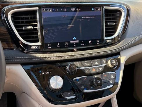 Used 2024 Chrysler Pacifica Limited FWD image 18
