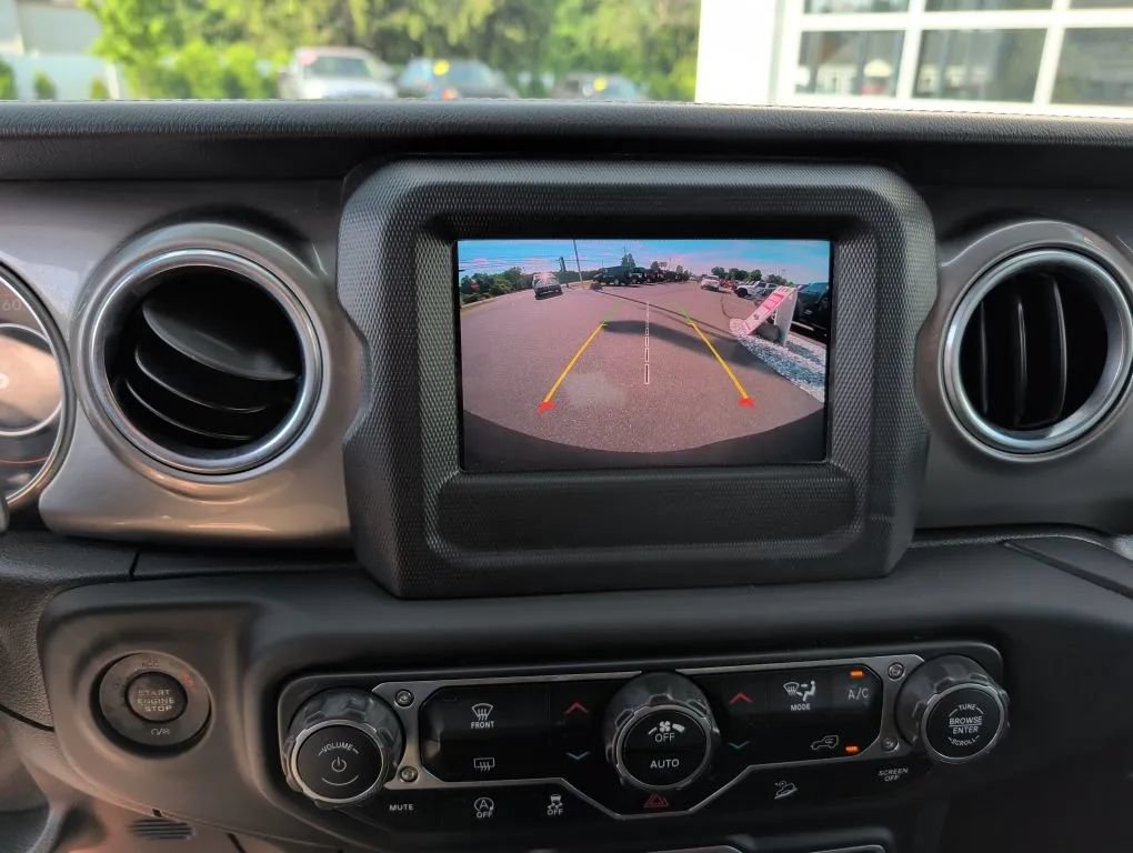 Used 2018 Jeep Wrangler Unlimited Sahara AWD/4WD image 6