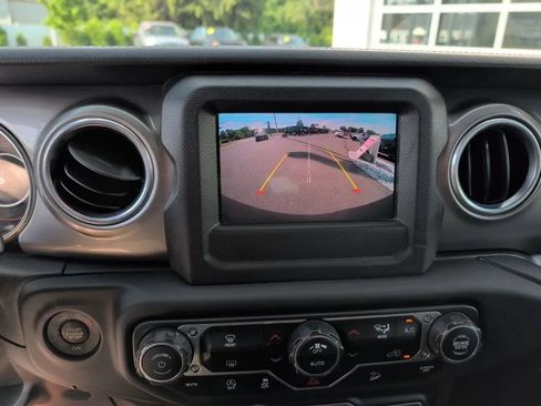 Used 2018 Jeep Wrangler Unlimited Sahara AWD/4WD image 6
