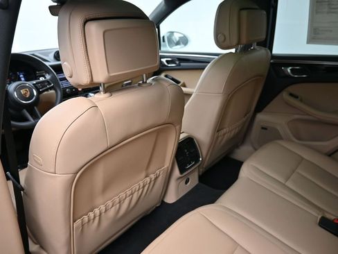Certified 2025 Porsche Macan AWD/4WD image 8