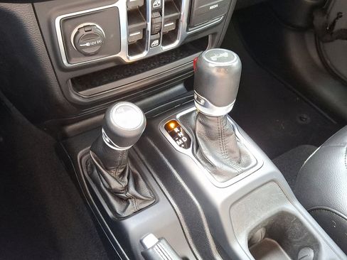 Used 2021 Jeep Wrangler Unlimited Sahara image 16