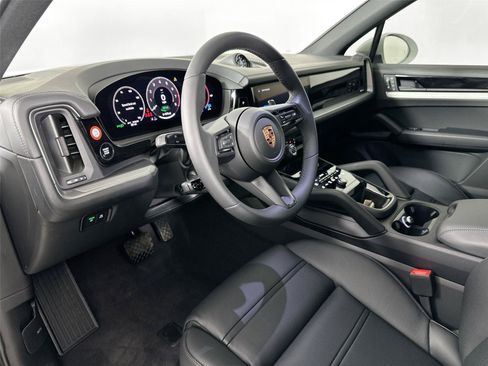 Certified 2026 Porsche Cayenne Coupe AWD/4WD image 4