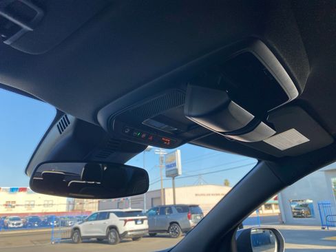 Used 2025 Chevrolet Traverse LT image 38