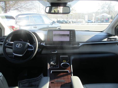 Used 2021 Toyota Sienna XLE image 9