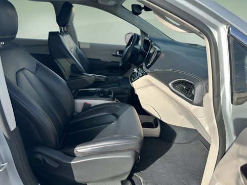 Used 2024 Chrysler Pacifica Select image 24
