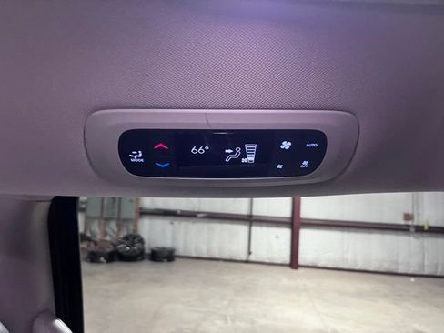 Used 2023 Chrysler Pacifica Touring-L FWD image 14
