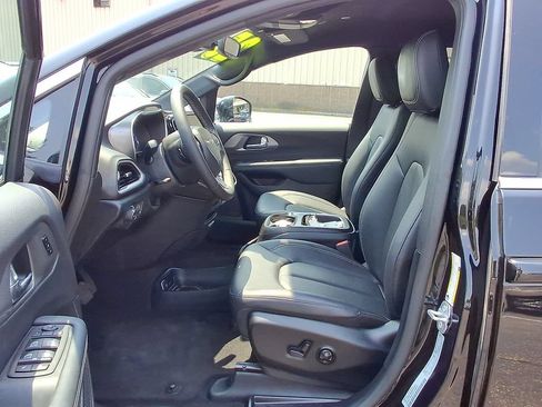 Used 2025 Chrysler Pacifica Select FWD image 3