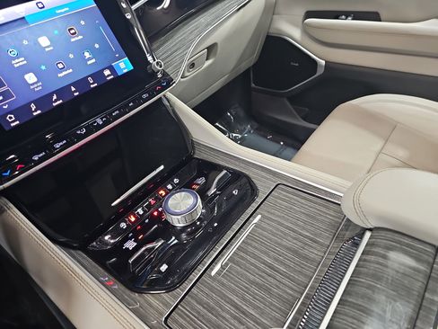 Used 2022 Jeep Wagoneer Series III w/ Premium Group I image 26