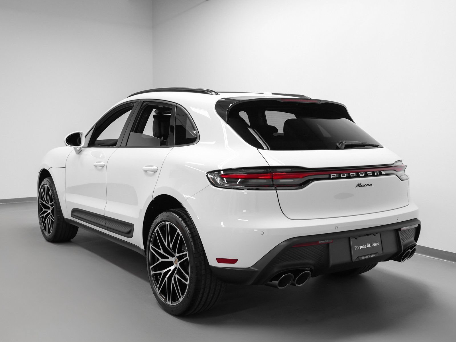 Certified 2026 Porsche Macan AWD/4WD image 3