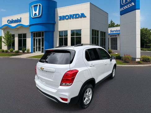 Used 2022 Chevrolet Trax LT w/ LT Convenience Package image 6