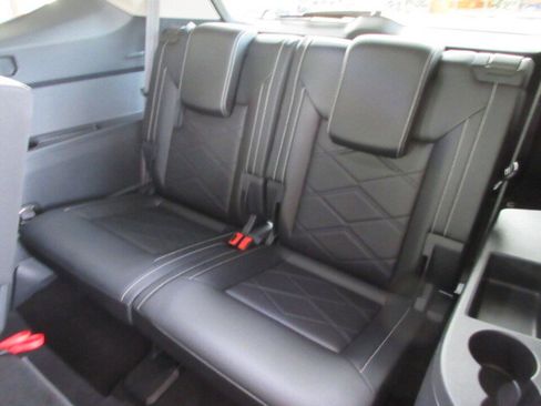 Used 2025 Volkswagen Atlas SE image 17