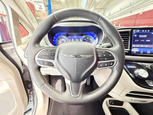 Used 2023 Chrysler Pacifica Touring-L FWD image 25