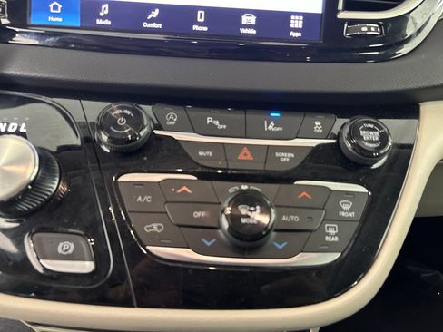 Used 2024 Chrysler Pacifica Touring-L FWD image 19