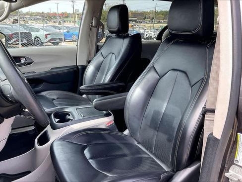 Used 2023 Chrysler Pacifica Touring-L image 11