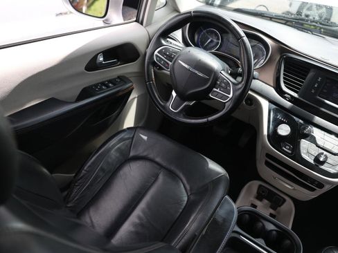 Used 2017 Chrysler Pacifica Touring-L FWD image 20