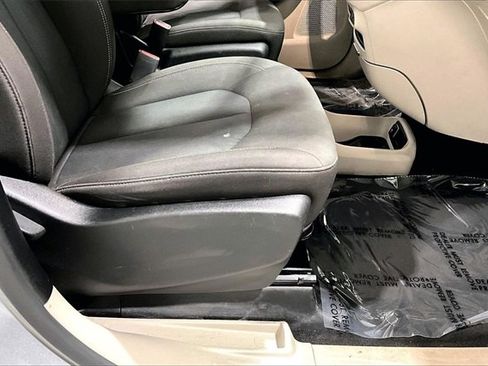 Used 2022 Chrysler Voyager LX image 42