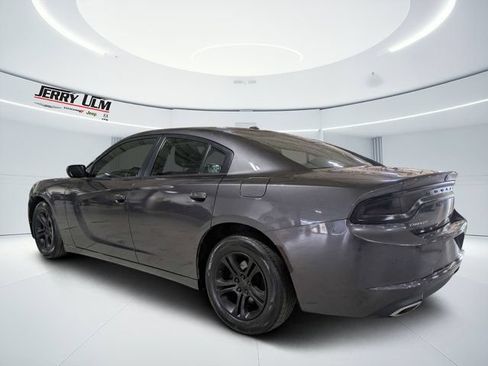 Used 2019 Dodge Charger SXT RWD image 3